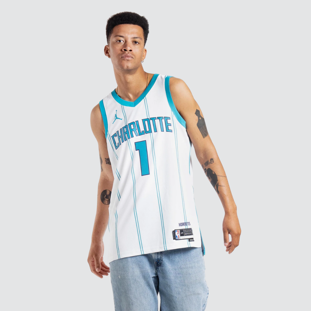 Regata Charlotte Hornets Association Edition 2025/26 vestida no corpo vista frontal