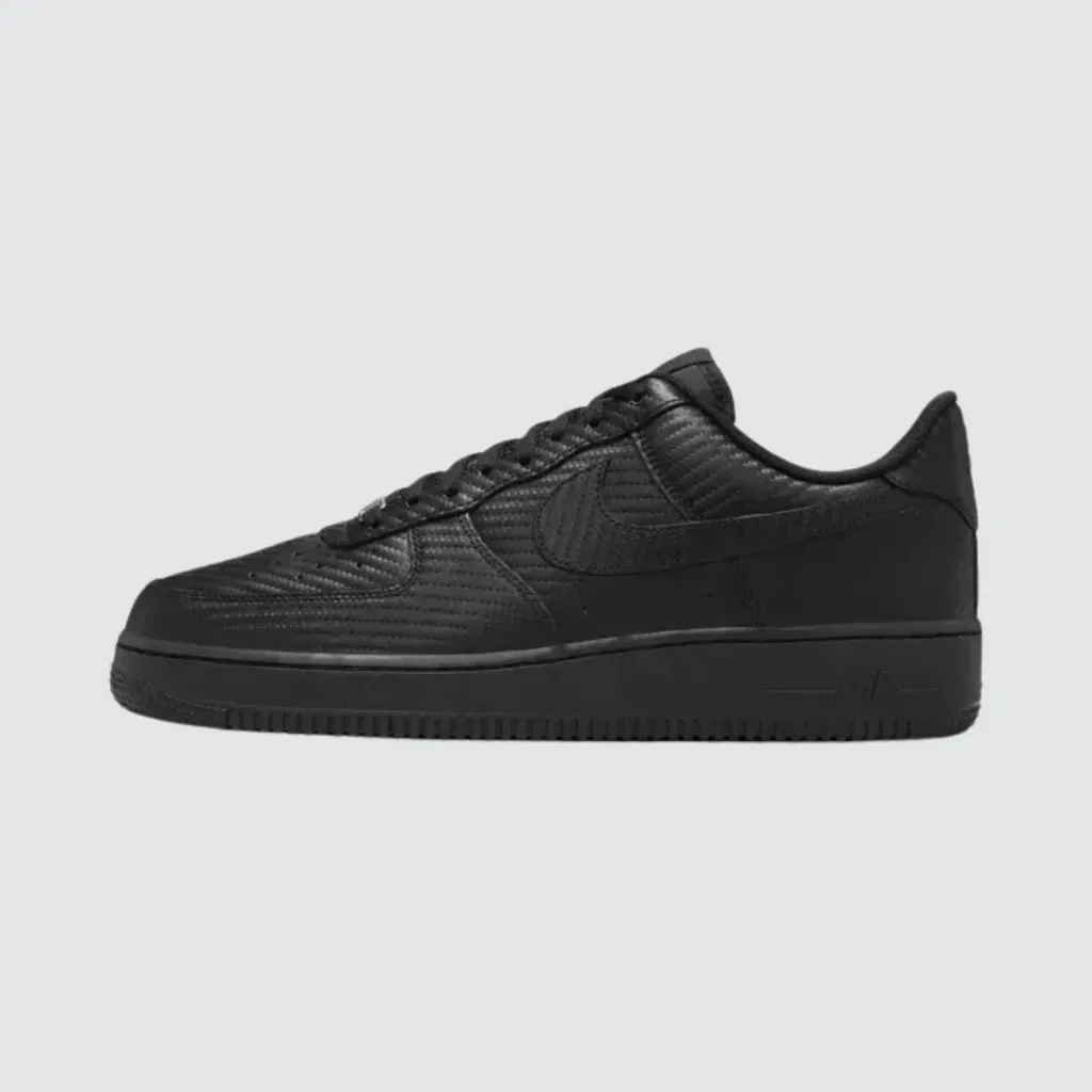 Tênis Nike Air Force 1 Low Black Carbon Fiber com cabedal preto em construção inspirada em fibra de carbono, textura rígida, entressola com Nike Air e solado de borracha, representando um sneaker urbano futurista e impactante.