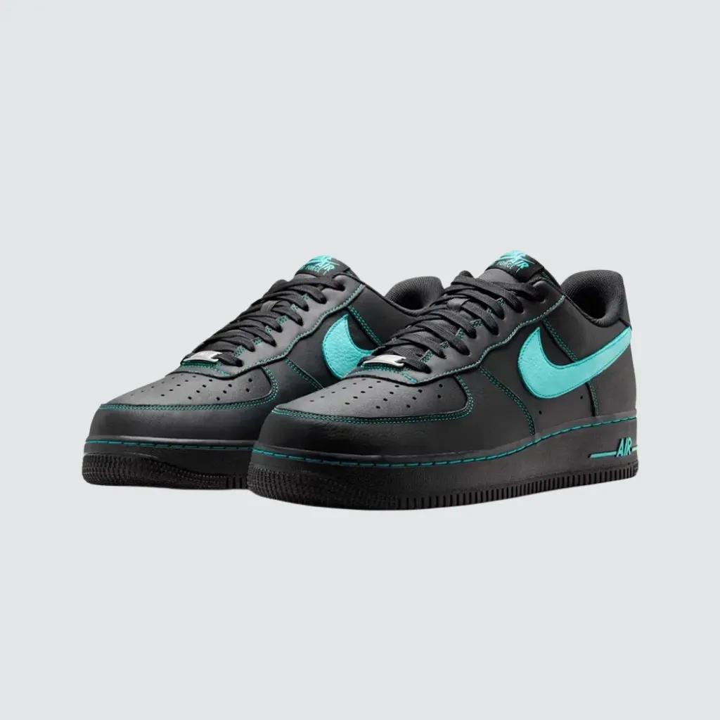 Tênis Nike Air Force 1 Low Black Un‑Tiffany com cabedal preto, Swoosh em tom turquesa Aurora Green, costuras contrastantes, entressola clássica e solado de borracha, representando um sneaker urbano com forte identidade visual.