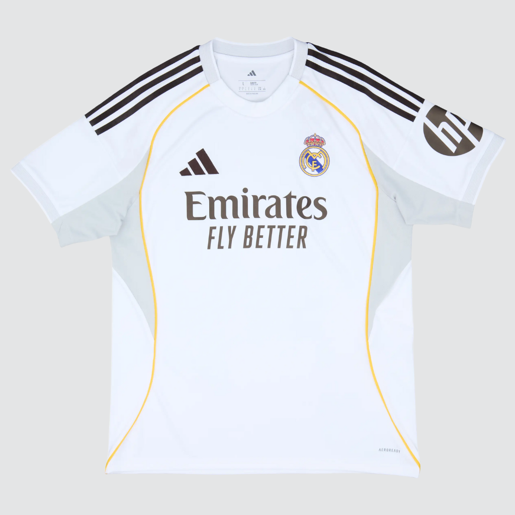 Camisa titular do Real Madrid 2025/26 Adidas branca com detalhes cinza e amarelo