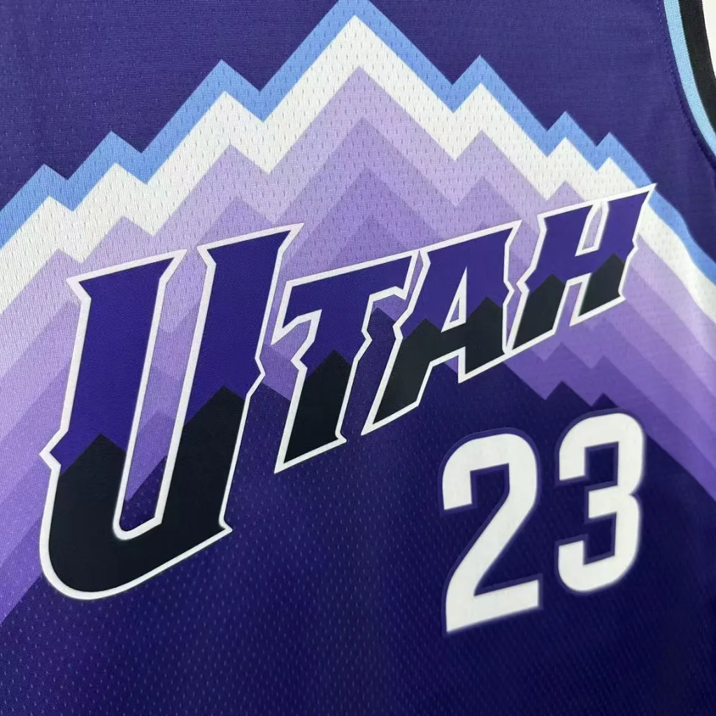 Detalhe do número 23 e grafismos da regata Utah Jazz Icon Edition