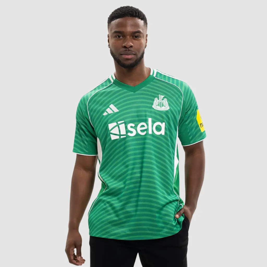 Camisa reserva do Newcastle adidas 2025 2026 verde com detalhes brancos e estampa inspirada na Ponte Tyne