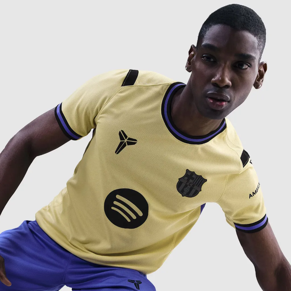 Camisa reserva do Barcelona Nike Kobe 2025 2026 dourada com detalhes em violeta e preto, escudo do Barça e logo Kobe Sheath