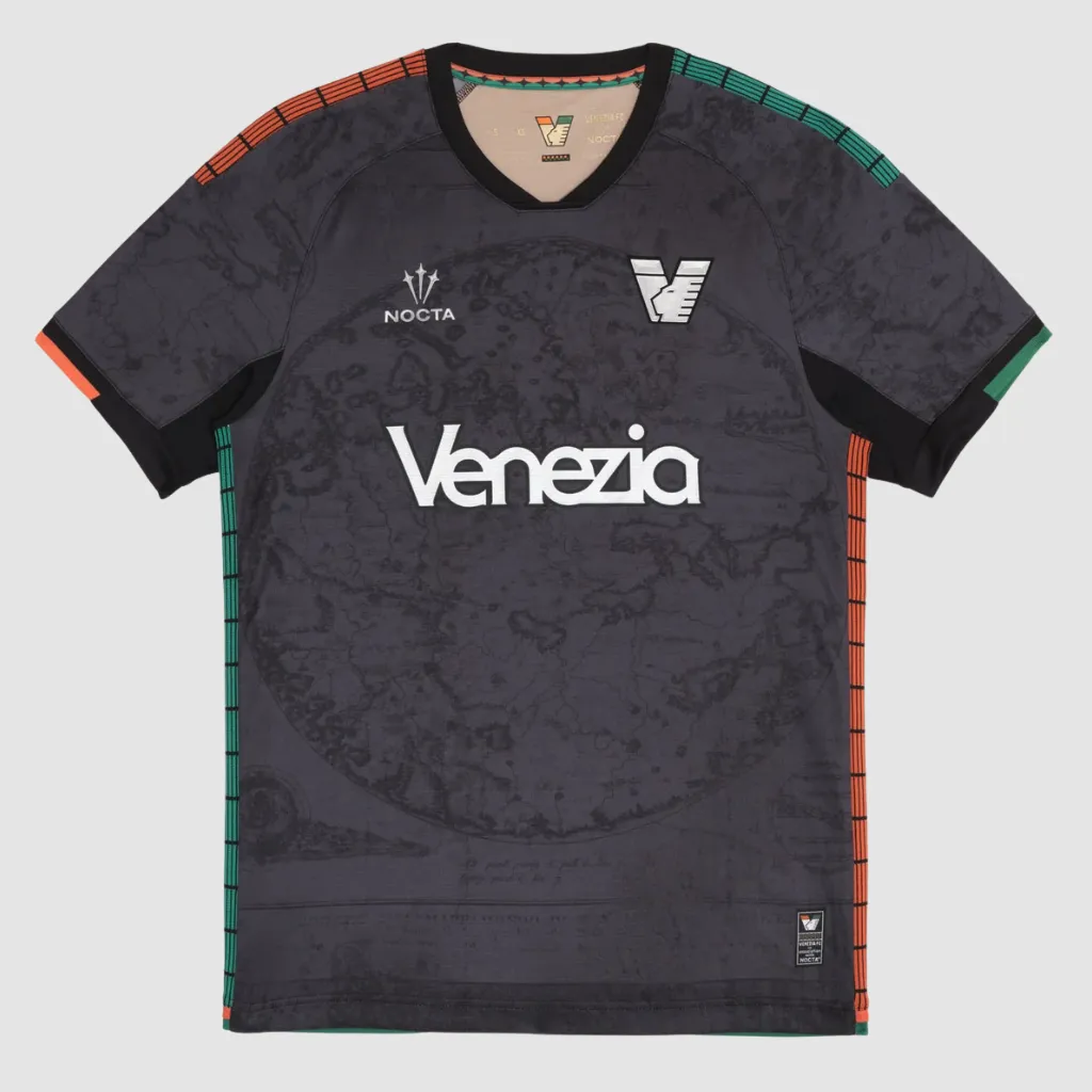 Camisa reserva Venezia Nocta 2025 2026 preta com detalhes laranja e verde inspirada na cartografia veneziana