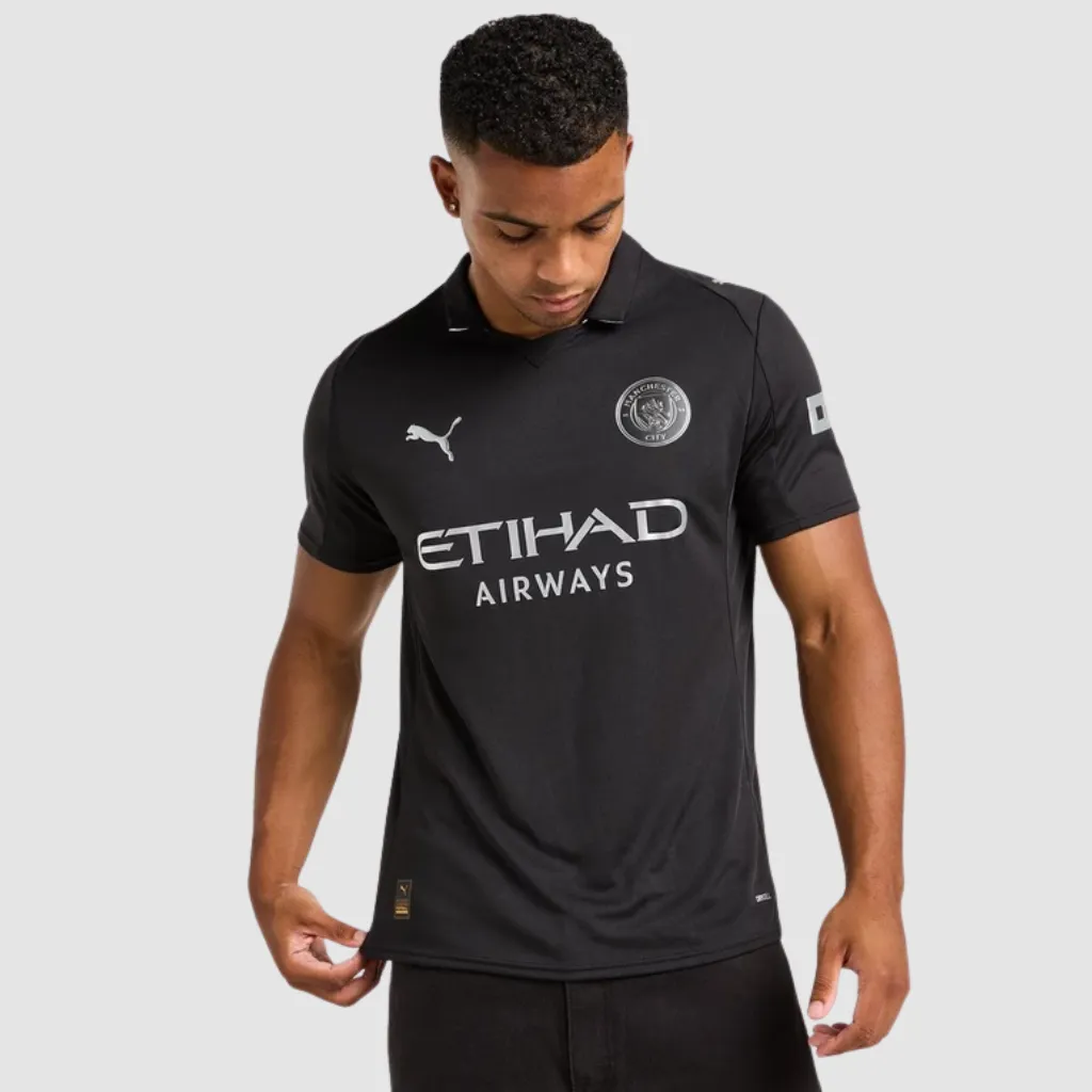 Camisa reserva Manchester City Puma 2025 2026 preta com detalhes prateados e gola polo retrô