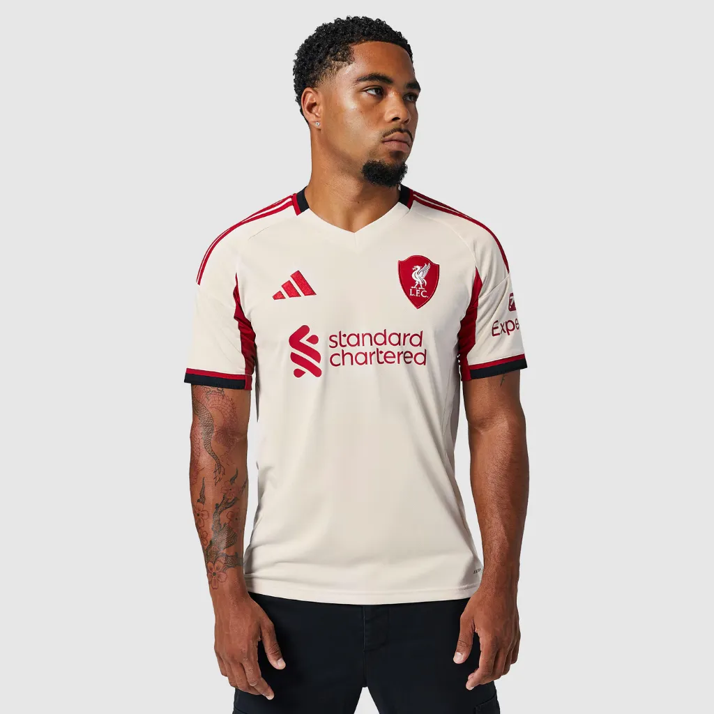 Camisa reserva Liverpool 2025 2026 branca creme adidas com escudo especial do Liver Bird inspirado na arquibancada histórica de Anfield