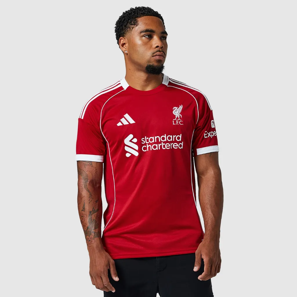 Camisa titular Liverpool 2025 2026 adidas vermelha com Três Listras brancas e escudo Liver Bird minimalista no peito