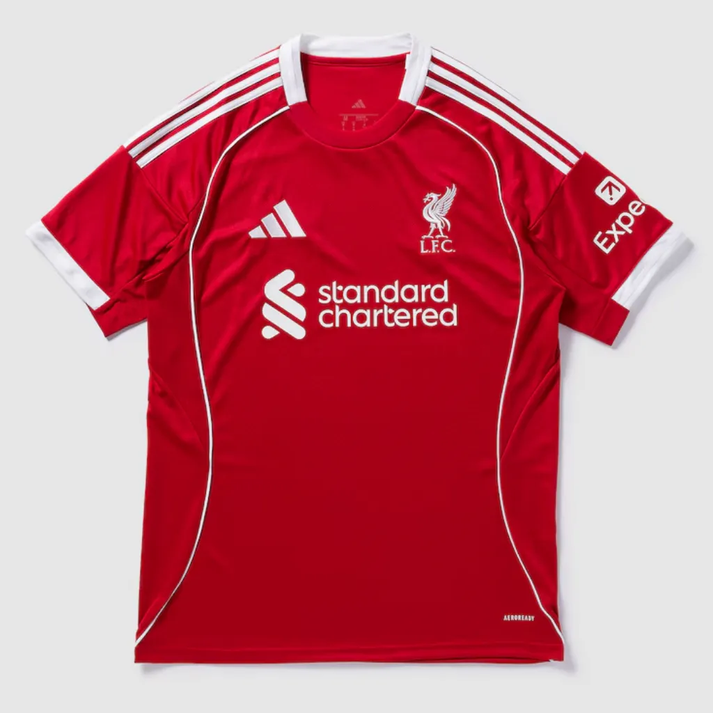 Camisa titular Liverpool 2025 2026 adidas vermelha com Três Listras brancas e escudo Liver Bird minimalista no peito