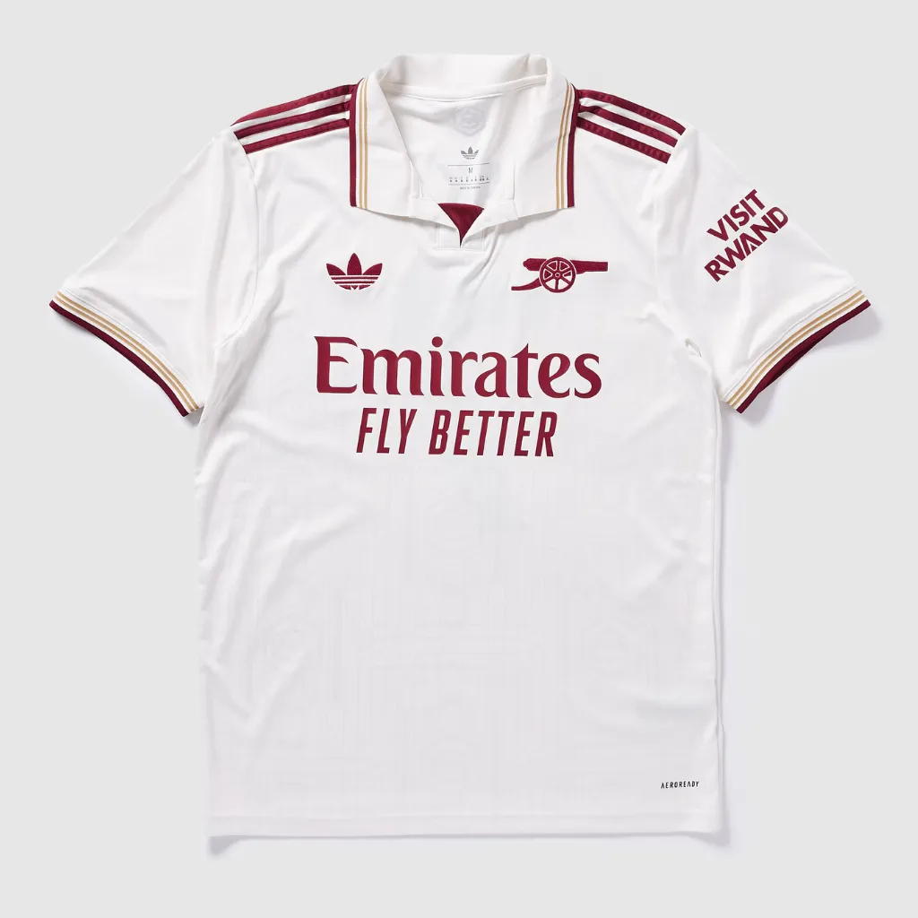 Camisa terceira Arsenal 2025 2026 branca adidas com detalhes bordô, canhão do clube e logo Trefoil retrô