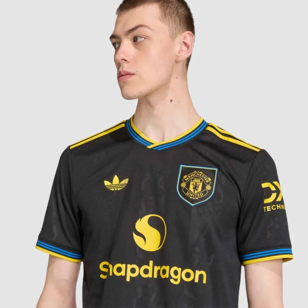 Camisa terceira Manchester United 2025 2026 adidas preta com detalhes amarelo e azul, escudo no peito e design inspirado nos anos 90
