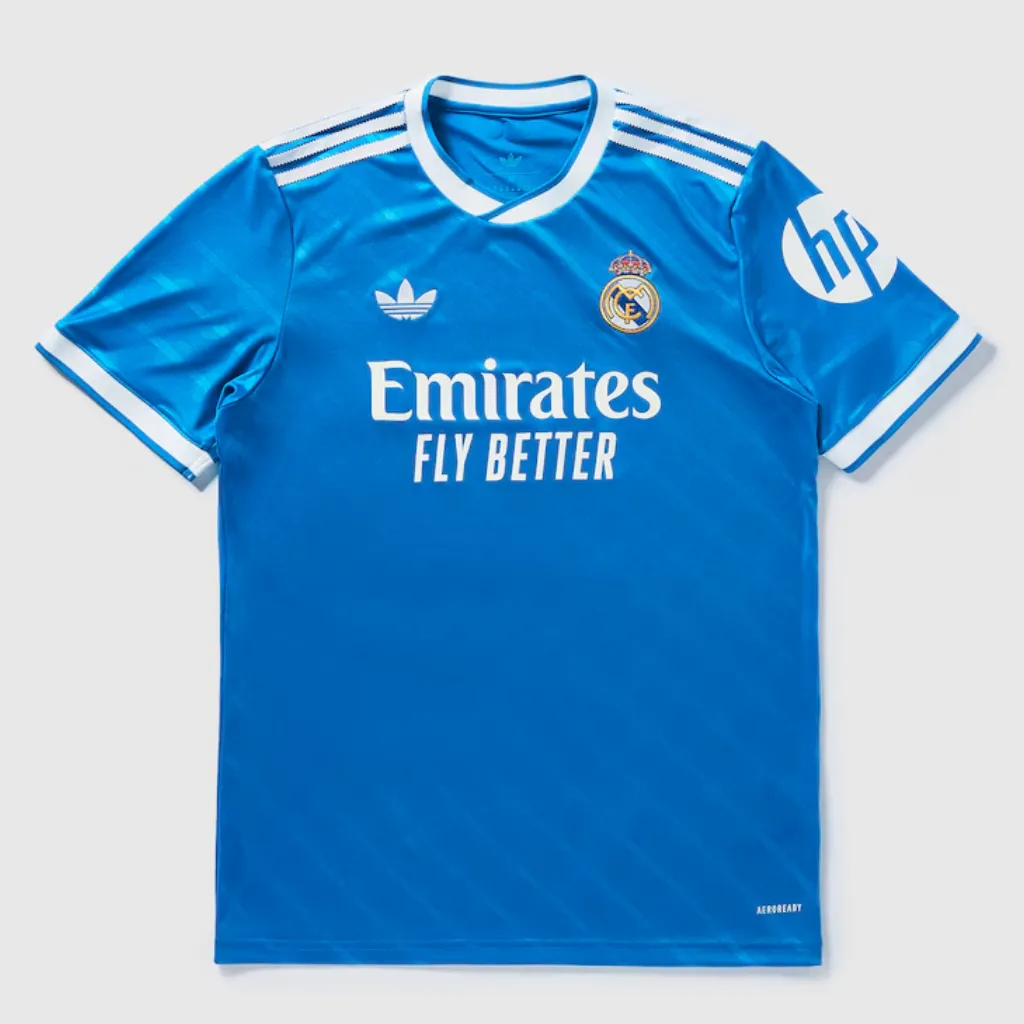 Camisa terceira Real Madrid 2025 2026 azul adidas com logo Trefoil retrô, detalhes brancos e escudo do clube aplicado no peito