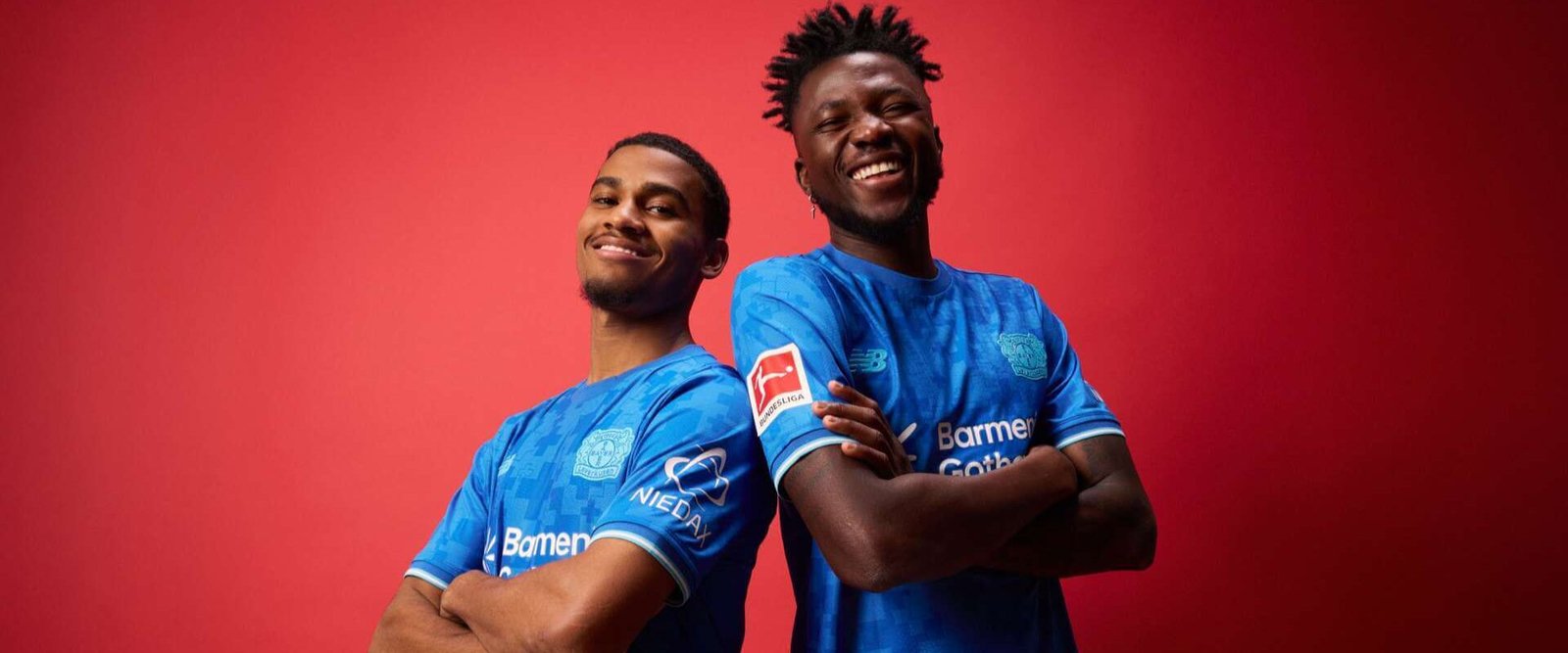 Terceira camisa Bayer Leverkusen 2025-2026 New Balance azul com estampa de cruzes sobrepostas e detalhes em ciano, inspirada no conceito City of Colors.
