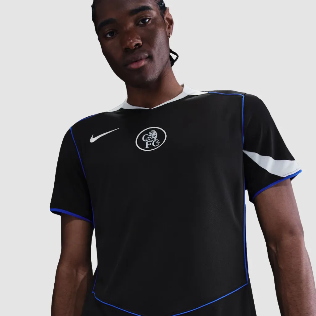 Camisa terceira do Chelsea Nike 2025 2026 preta com detalhes prateados, escudo retrô centralizado e design inspirado na linha Total 90