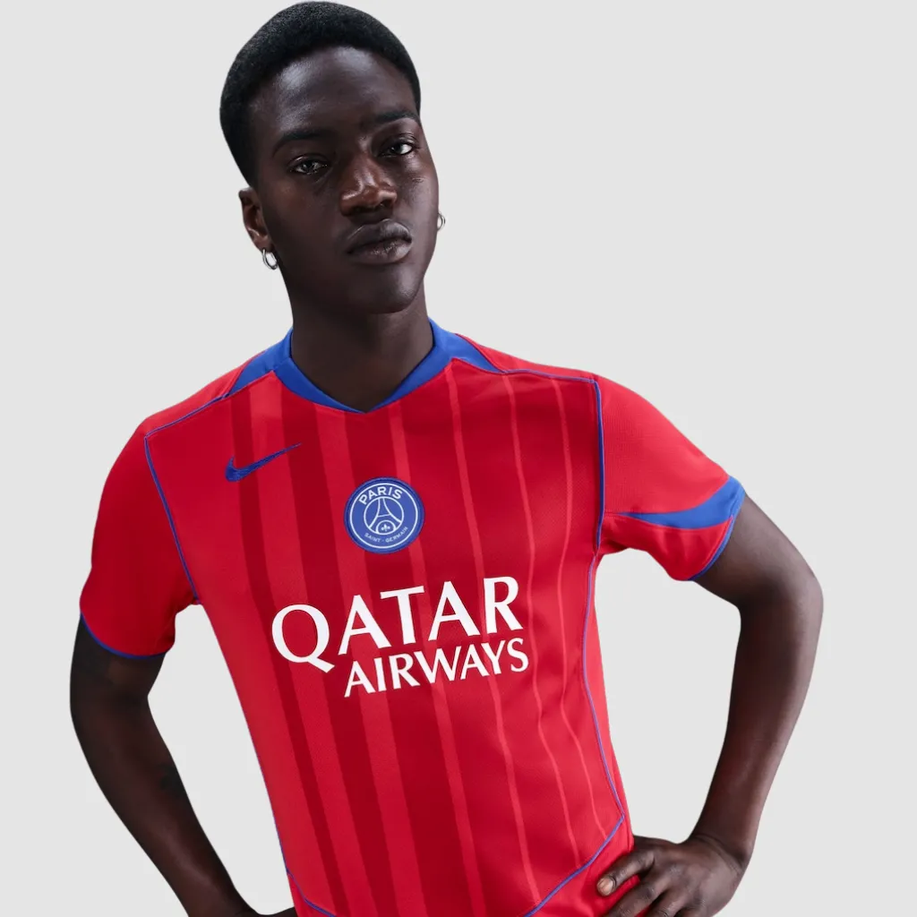 Camisa terceira do Paris Saint-Germain Nike Total 90 2025 2026 vermelha com detalhes azuis e escudo centralizado no peito