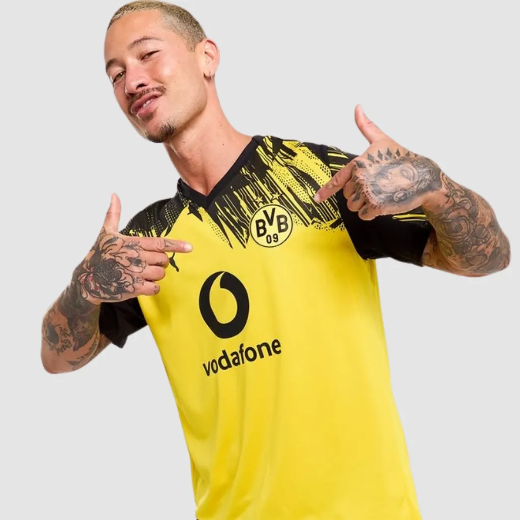 Camisa titular Borussia Dortmund 2025 2026 amarela Puma com gráficos pretos nos ombros e escudo do BVB no peito
