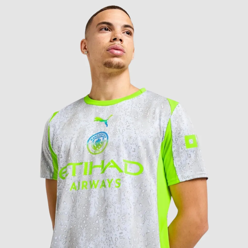Camisa terceira do Manchester City Puma 2025 2026 cinza chumbo com detalhes verdes e escudo centralizado no peito