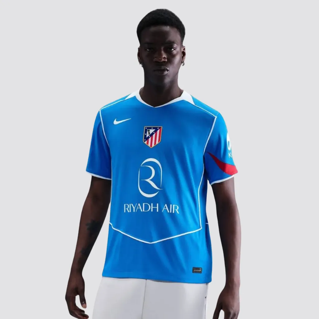 Camisa terceira do Atlético de Madrid Nike Total 90 2025 2026 azul com detalhes vermelhos e brancos, escudo centralizado e design inspirado nos anos 2000
