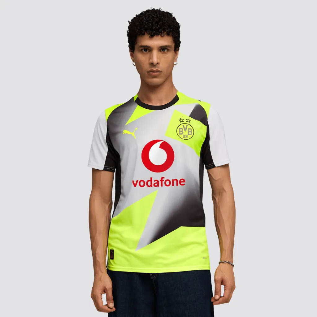 Camisa reserva do Borussia Dortmund Puma 2025 2026 branca com detalhes pretos e amarelos, escudo do BVB no peito e design moderno inspirado na Muralha Amarela