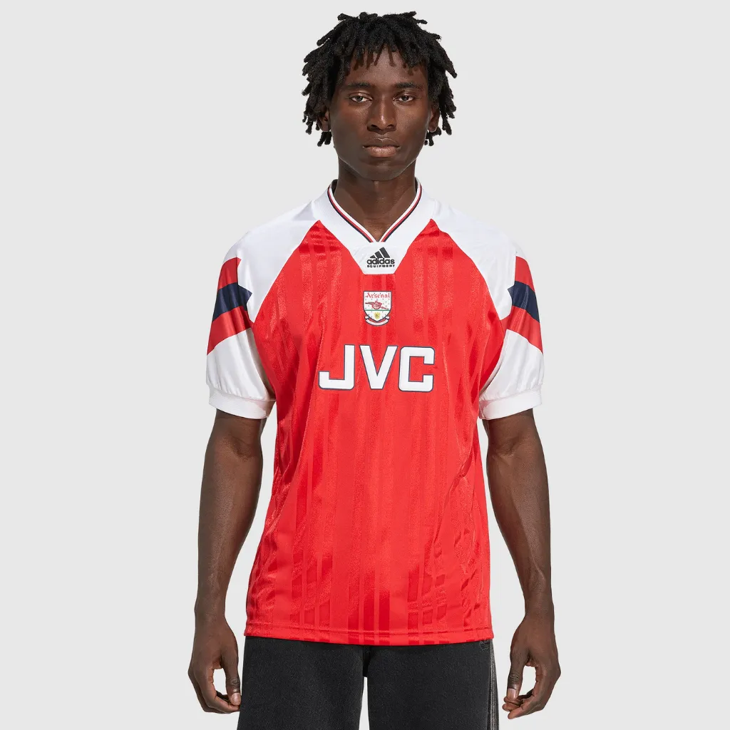 Camisa retrô do Arsenal adidas 1992–1994 vermelha com detalhes azul‑marinho, escudo Victoria Concordia Crescit no peito e visual clássico dos anos 90