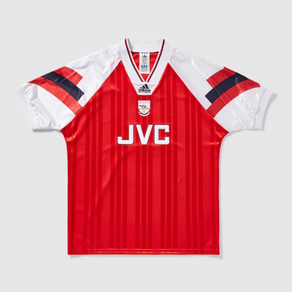 Camisa retrô do Arsenal adidas 1992–1994 vermelha com detalhes azul‑marinho, escudo Victoria Concordia Crescit no peito e visual clássico dos anos 90