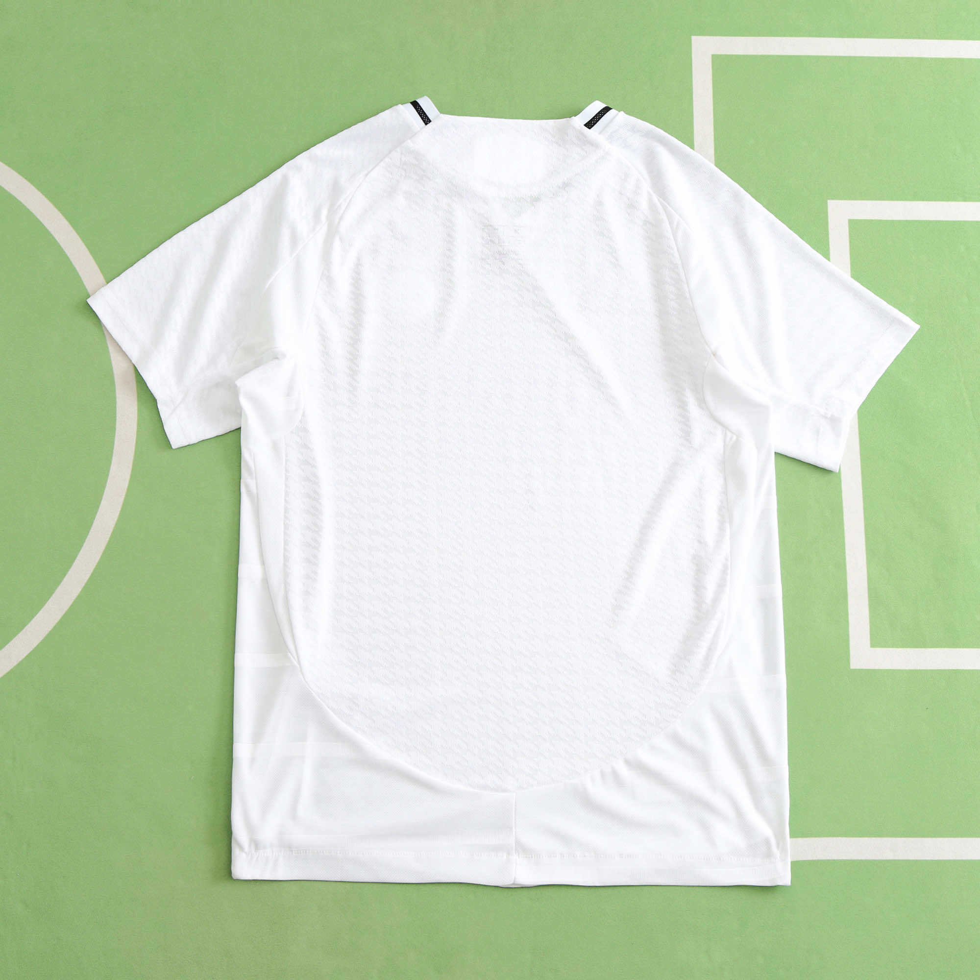 Vista traseira da camisa Premium 1.1 — ajuste e caimento