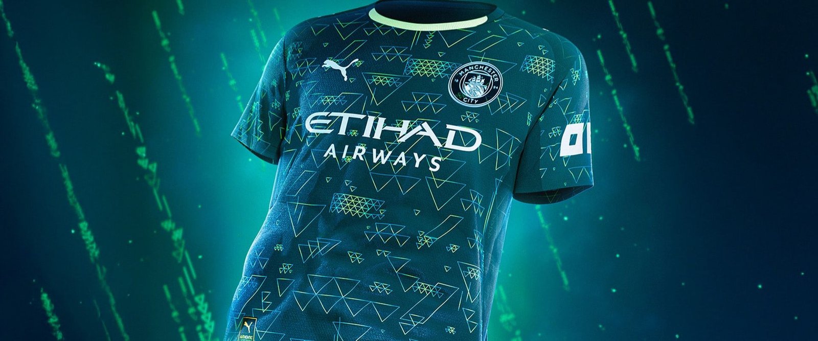Quarta camisa Manchester City PUMA 2025-2026 verde escura com chip NFC e escudo metálico do EA SPORTS FC.