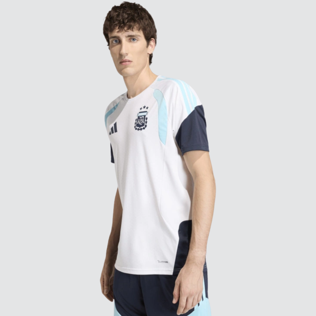 Modelo vestindo a camisa de treino Argentina 2026 de frente, mostrando caimento slim.