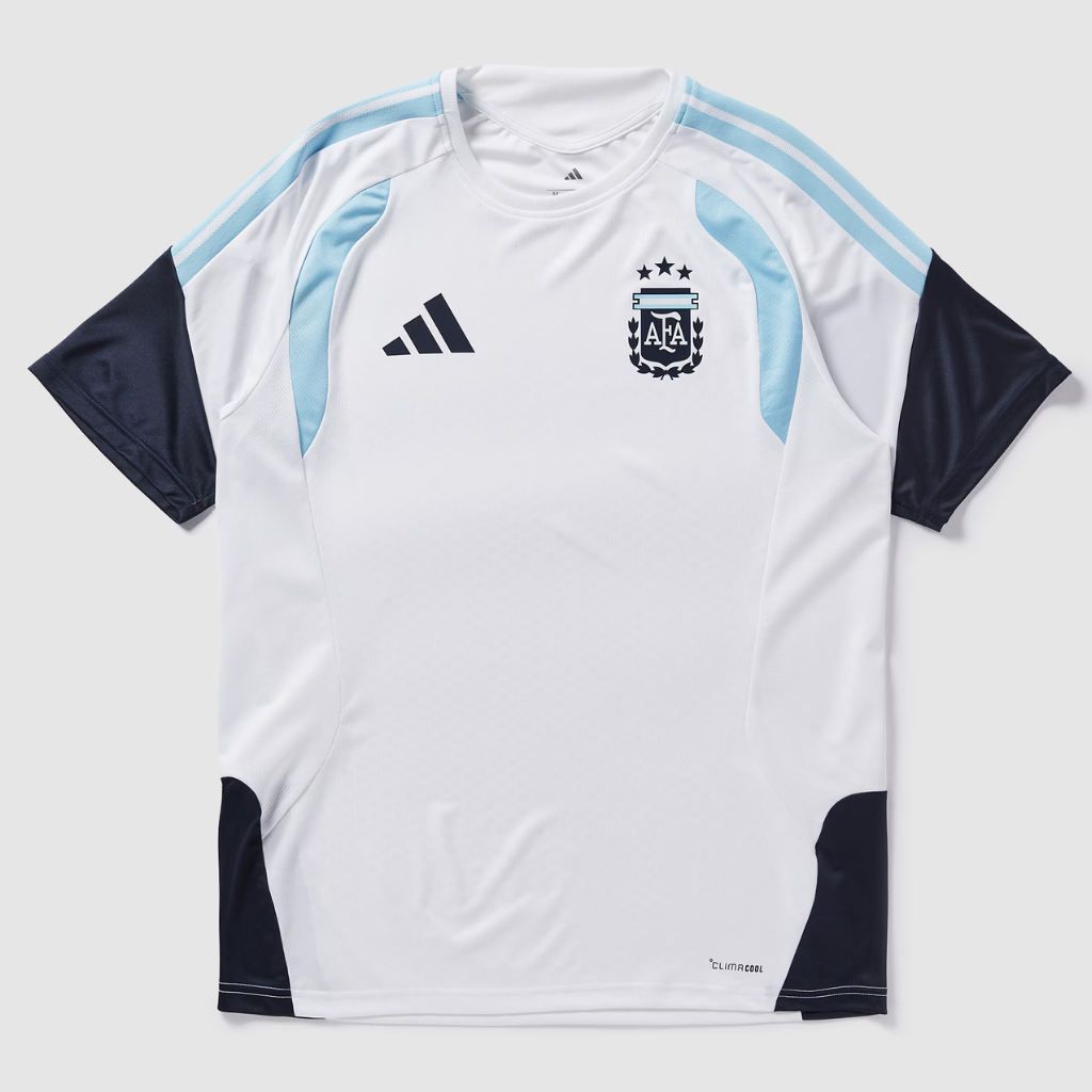 Camisa de treino Argentina 2026 vista de frente, destacando base branca e detalhes em azul.