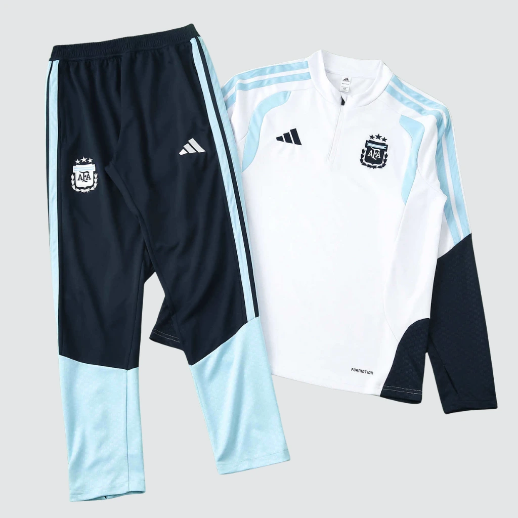 Close frontal da camisa de treino Argentina 2026, destacando o fecho em zíper e o tecido interlock.