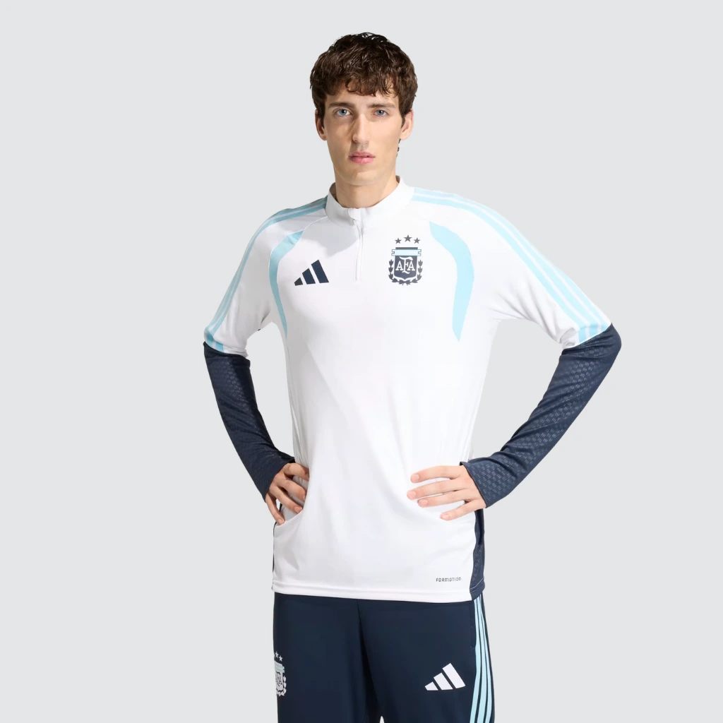 Atleta vestindo o conjunto de treino Argentina 2026 de frente, com visual completo do produto