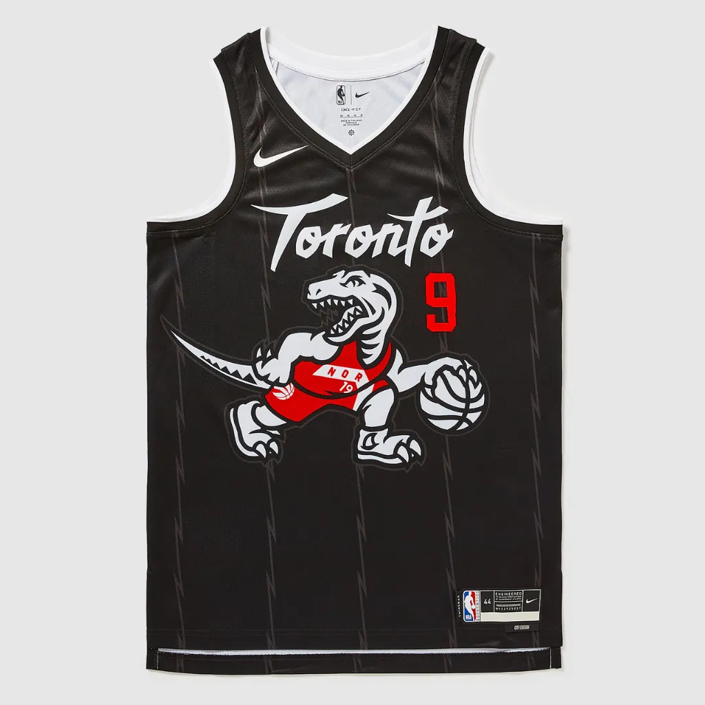 Vista frontal da regata Toronto Raptors City Edition 2025/26 em preto com inscrição Toronto e dinossauro