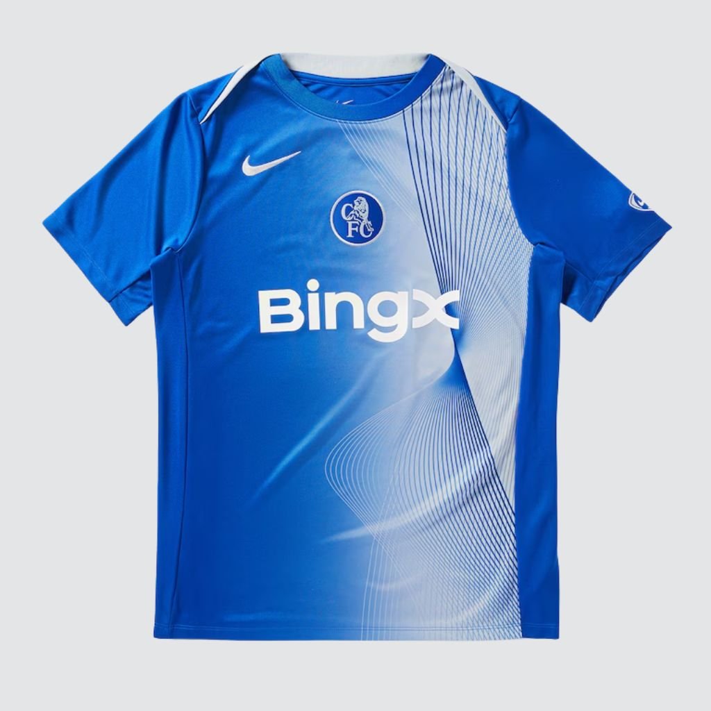 Camisa pré-jogo do Chelsea 2025 Nike azul e branca com design Total 90 e detalhes em degradê azul royal.