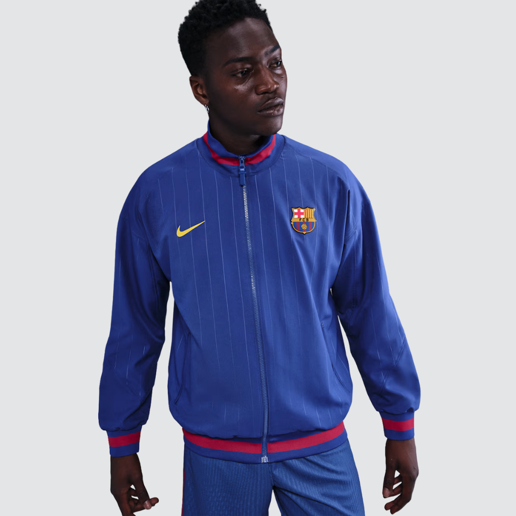 Caimento da jaqueta Barcelona Anthem 2025/26 no corpo, mostrando conforto e mobilidade.