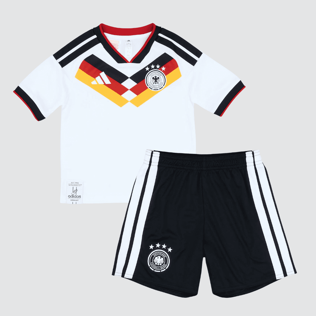 Conjunto infantil Alemanha titular2026 adidas branco e preto com detalhes da bandeira e escudo bordado.