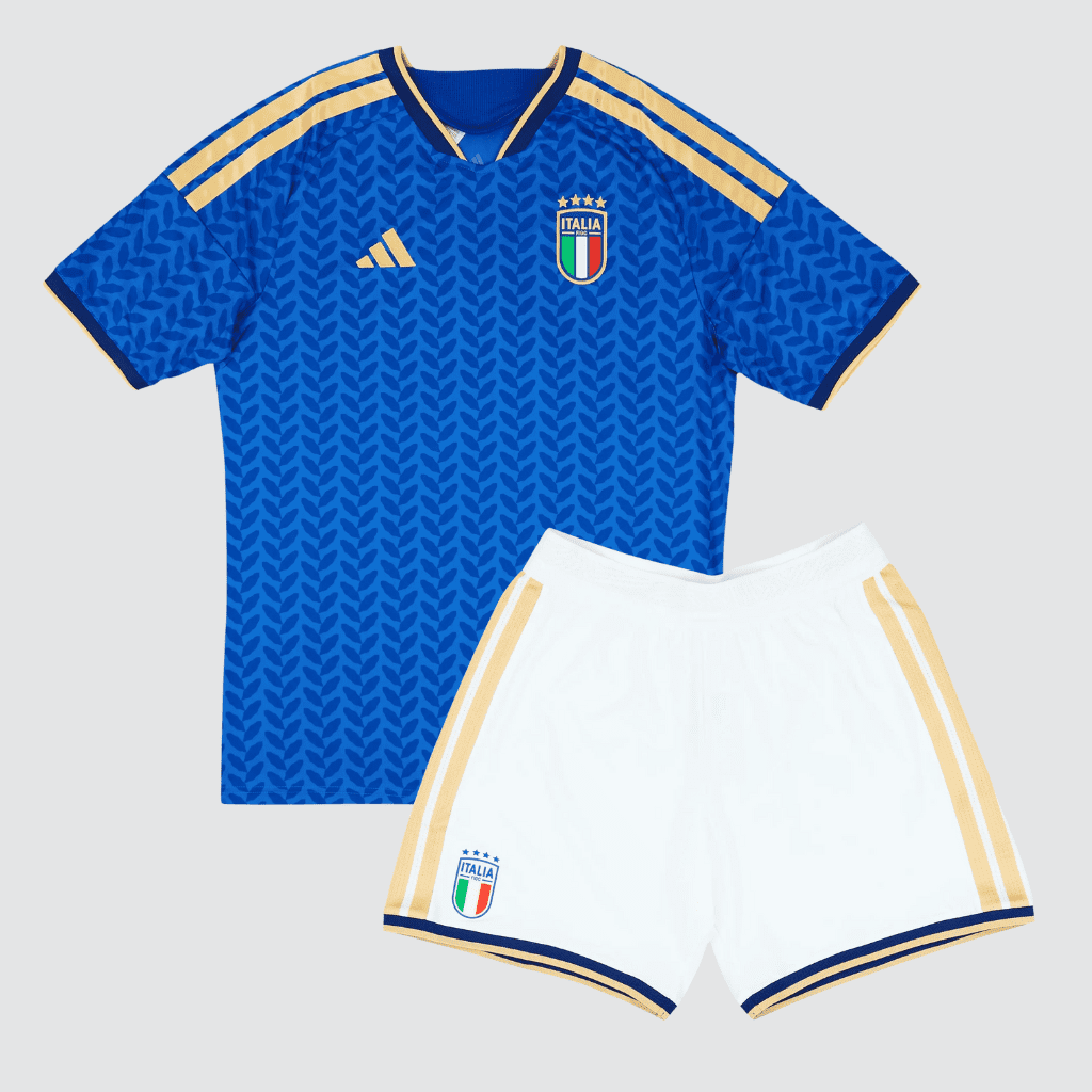 Conjunto infantil seleção italiana 2026 adidas azul e branco com detalhes dourados e calção branco.