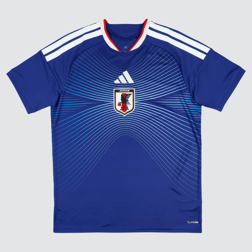 Frente da camisa Japão 2026 esticada sobre fundo claro