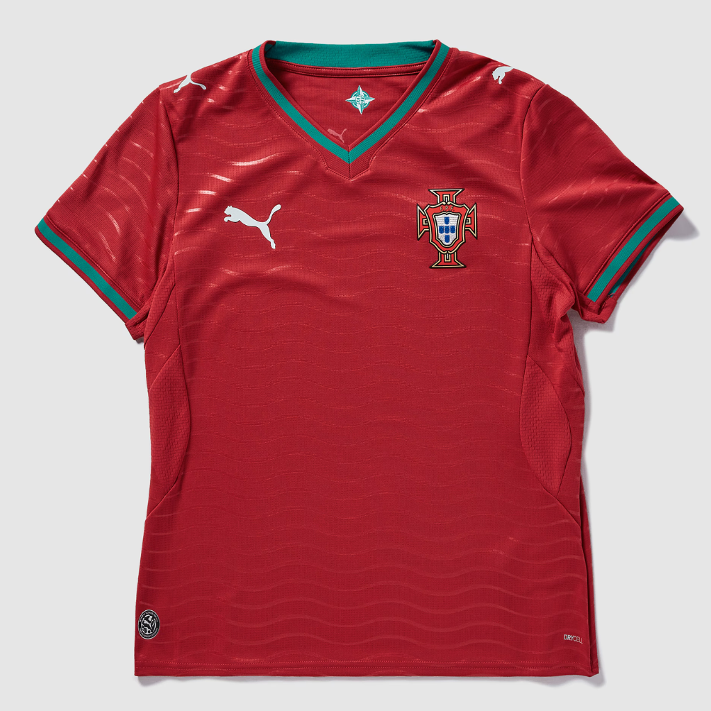 Frente da camisa feminina Portugal 2026 esticada, mostrando a gola V verde e o escudo da FPF.