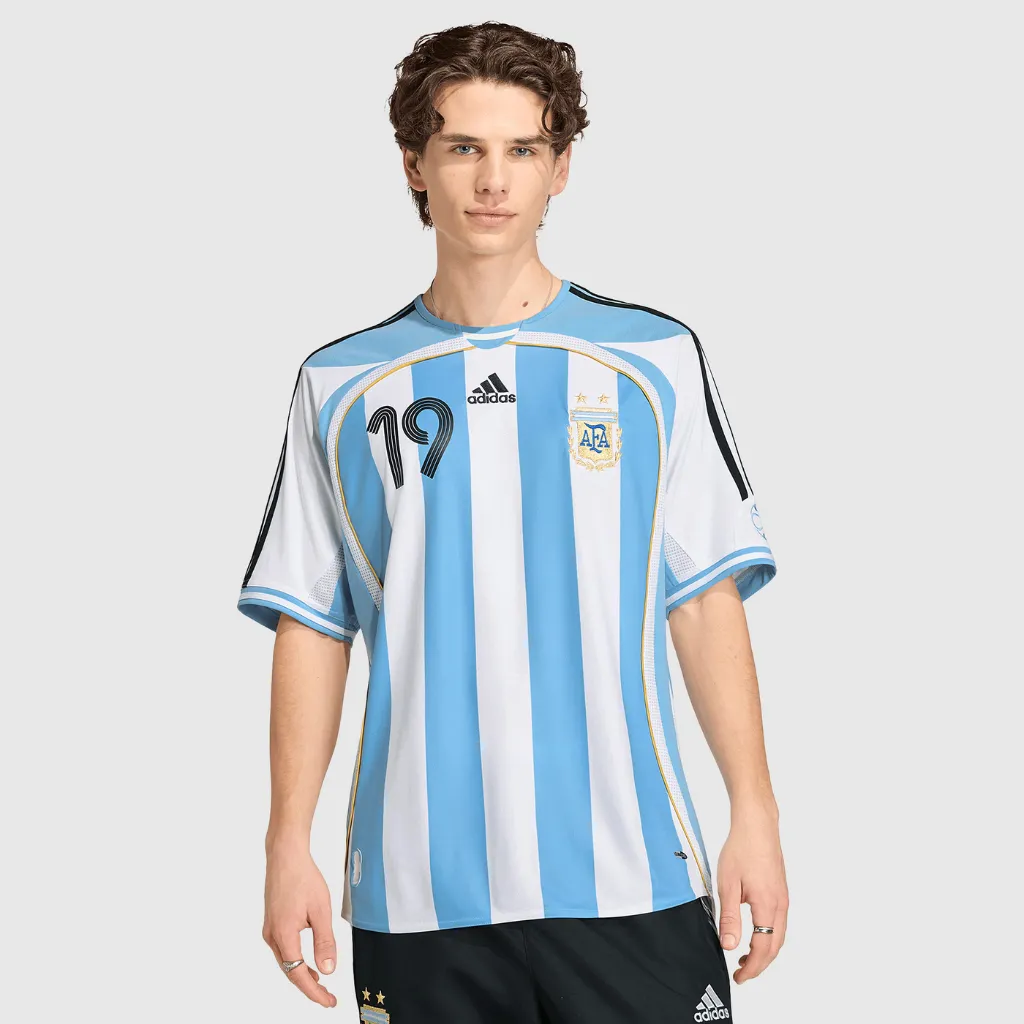 Camisa retrô da Argentina 2006 Messi 19 vista de frente com listras azul e branca.