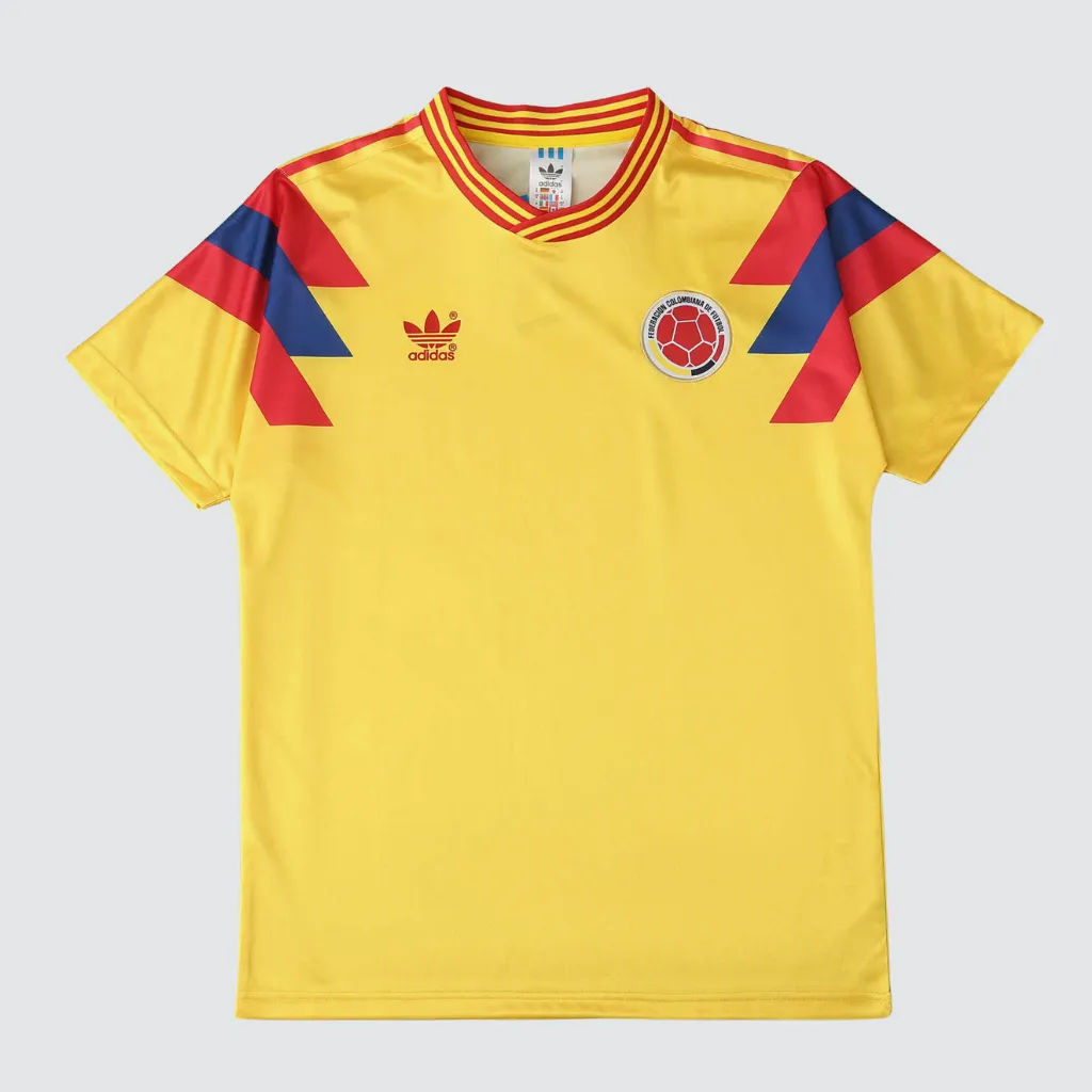 Camisa retrô da Colômbia 1990 vista de frente na cor dourada.