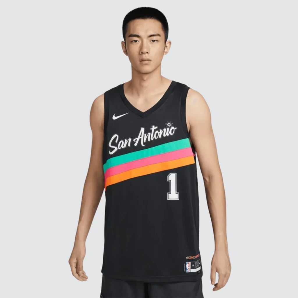 Regata San Antonio Spurs City Edition 2025/26 vestida vista frontal com caimento regular