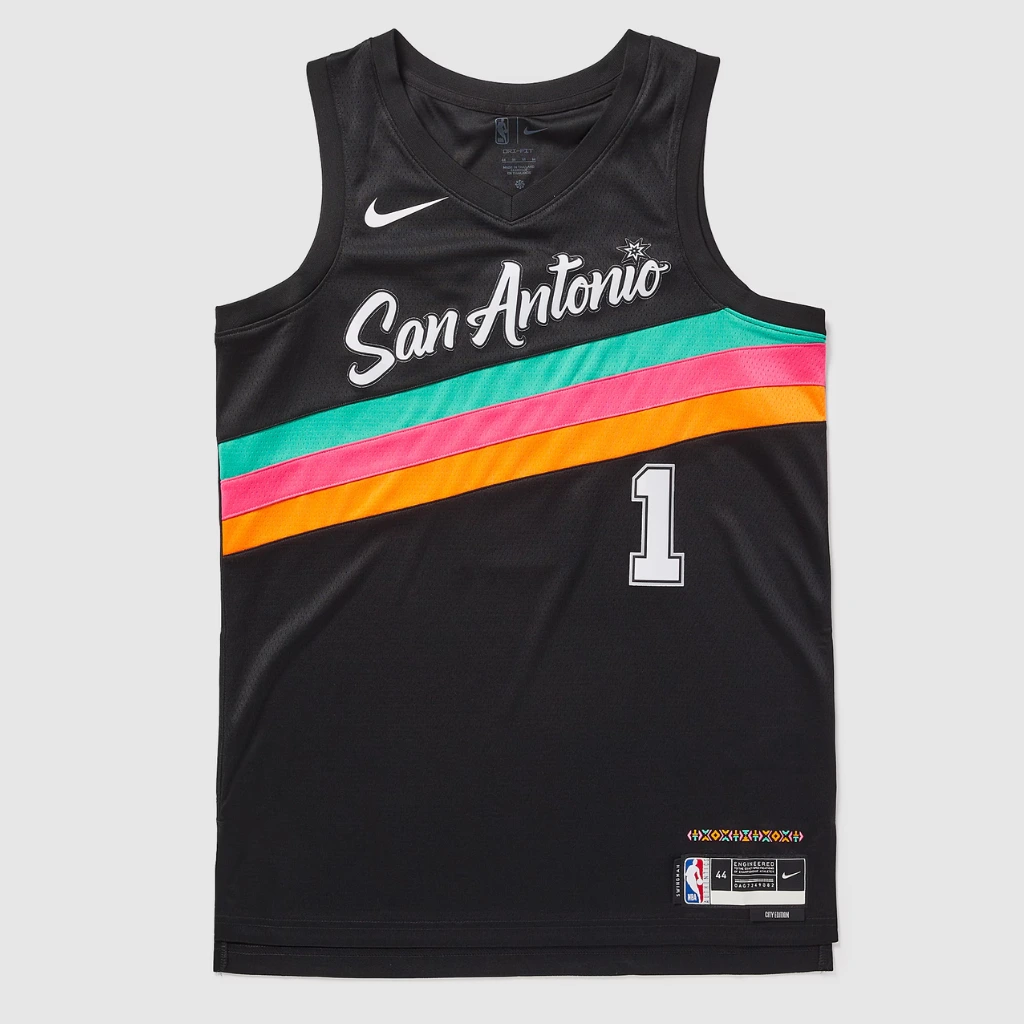 Vista frontal da regata San Antonio Spurs City Edition 2025/26 com faixa Fiesta colorida