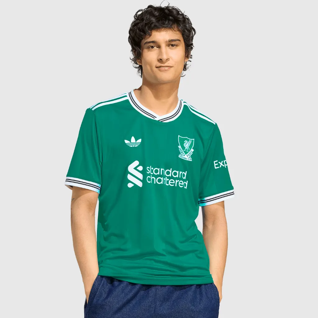 Camisa terceira do Liverpool adidas 2025 2026 verde-mar com listras tonais, escudo retrô do Liverbird e logo Trefoil