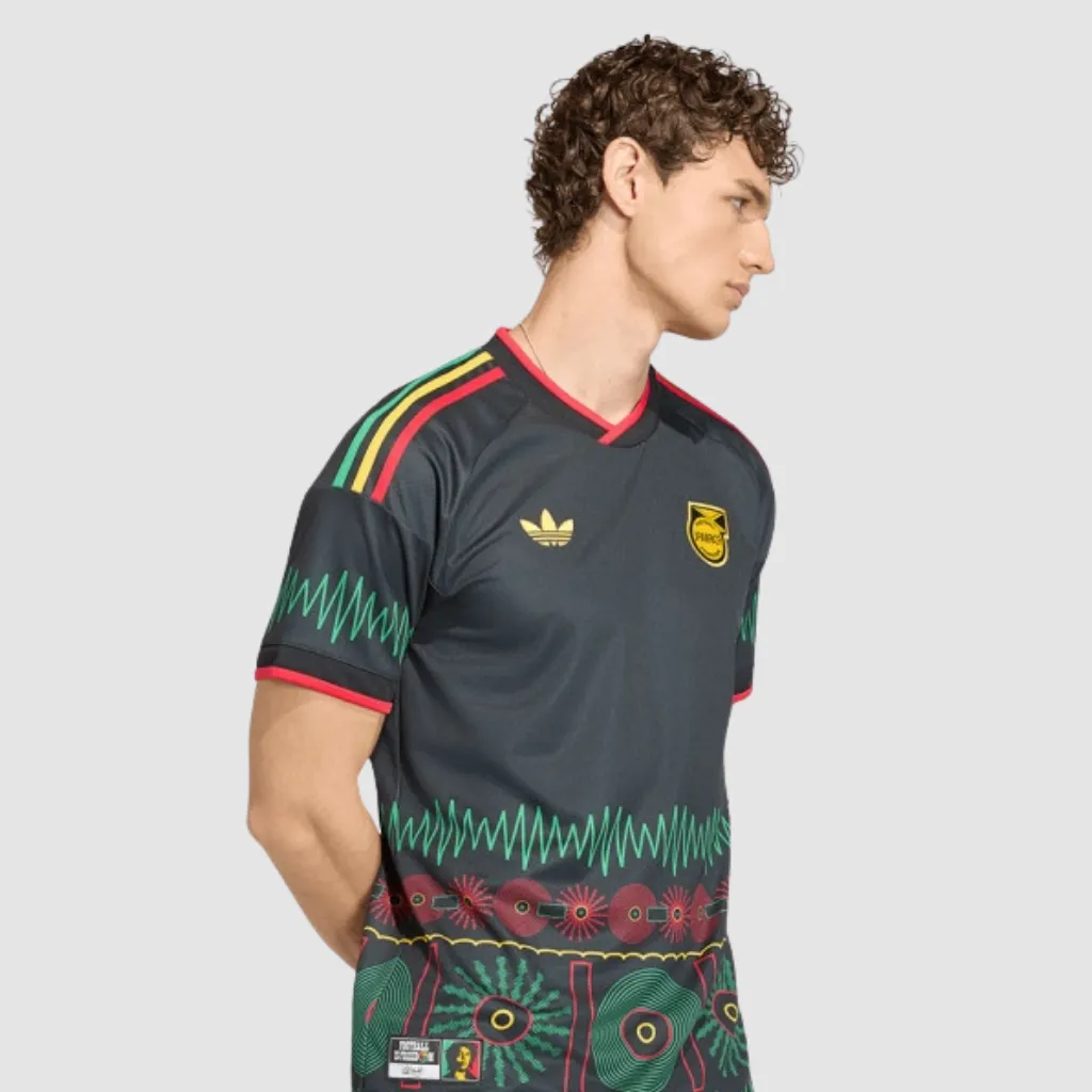 Camisa reserva da Jamaica adidas 2026 2027 preta com grafismos de discos e ondas sonoras, detalhes inspirados na Tuff Gong e identidade Reggae Boyz