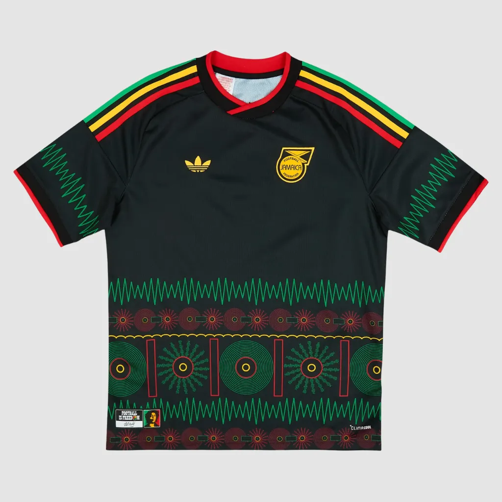 Camisa reserva da Jamaica adidas 2026 2027 preta com grafismos de discos e ondas sonoras, detalhes inspirados na Tuff Gong e identidade Reggae Boyz