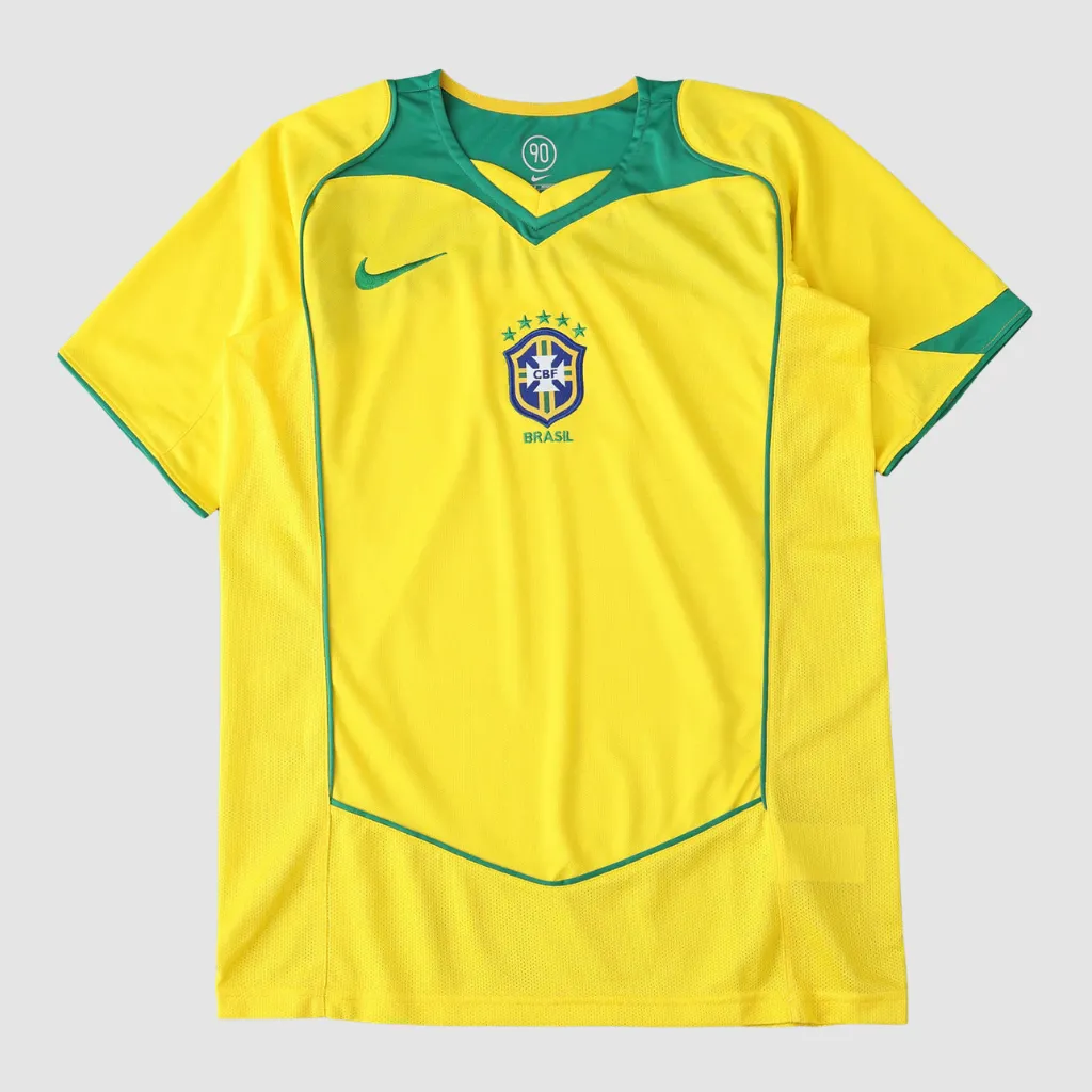 Camisa retrô titular da Seleção Brasileira 2004 Nike amarela com detalhes verdes e escudo centralizado