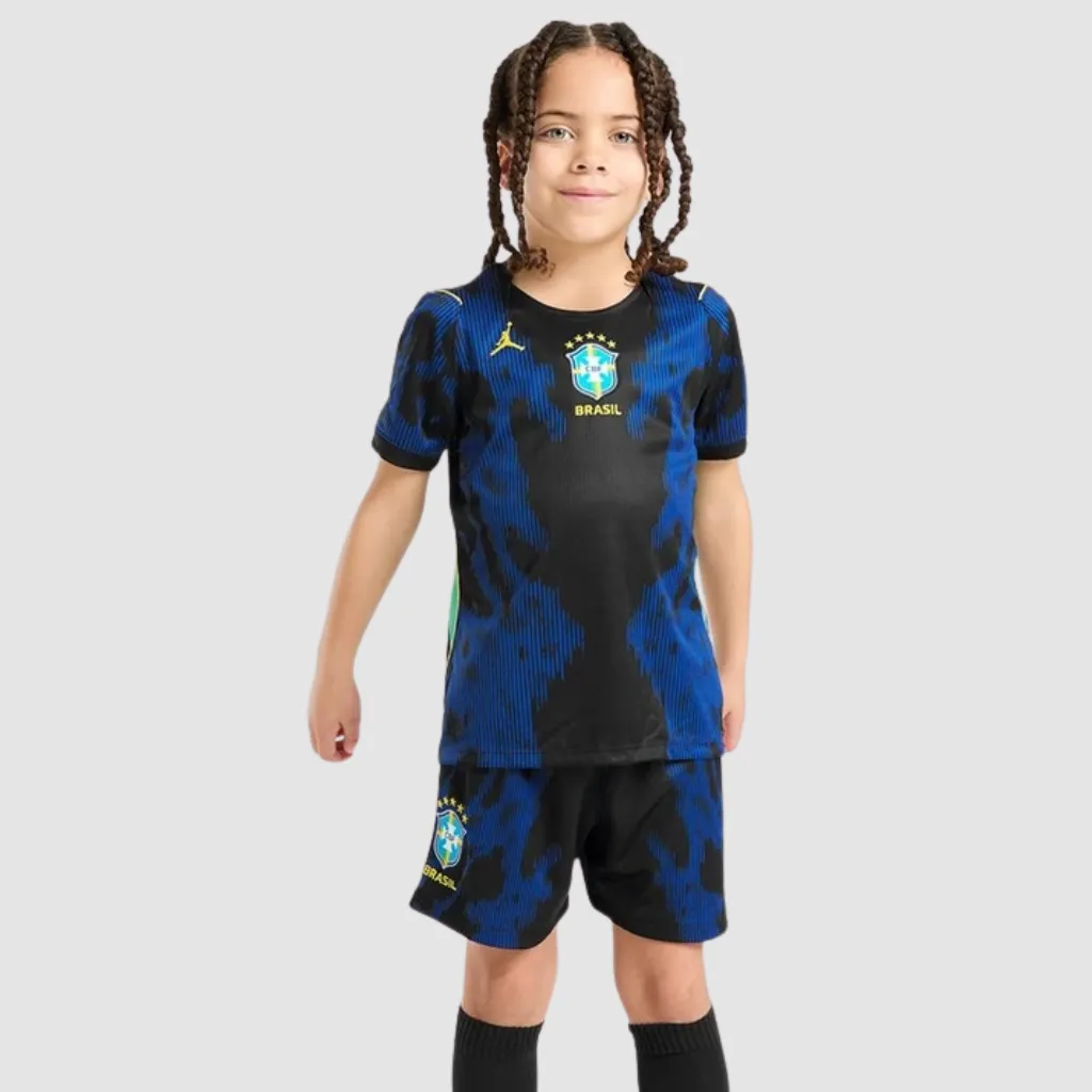 Conjunto infantil reserva Brasil Jordan 2026 preto e azul royal com logo Jumpman e escudo da CBF