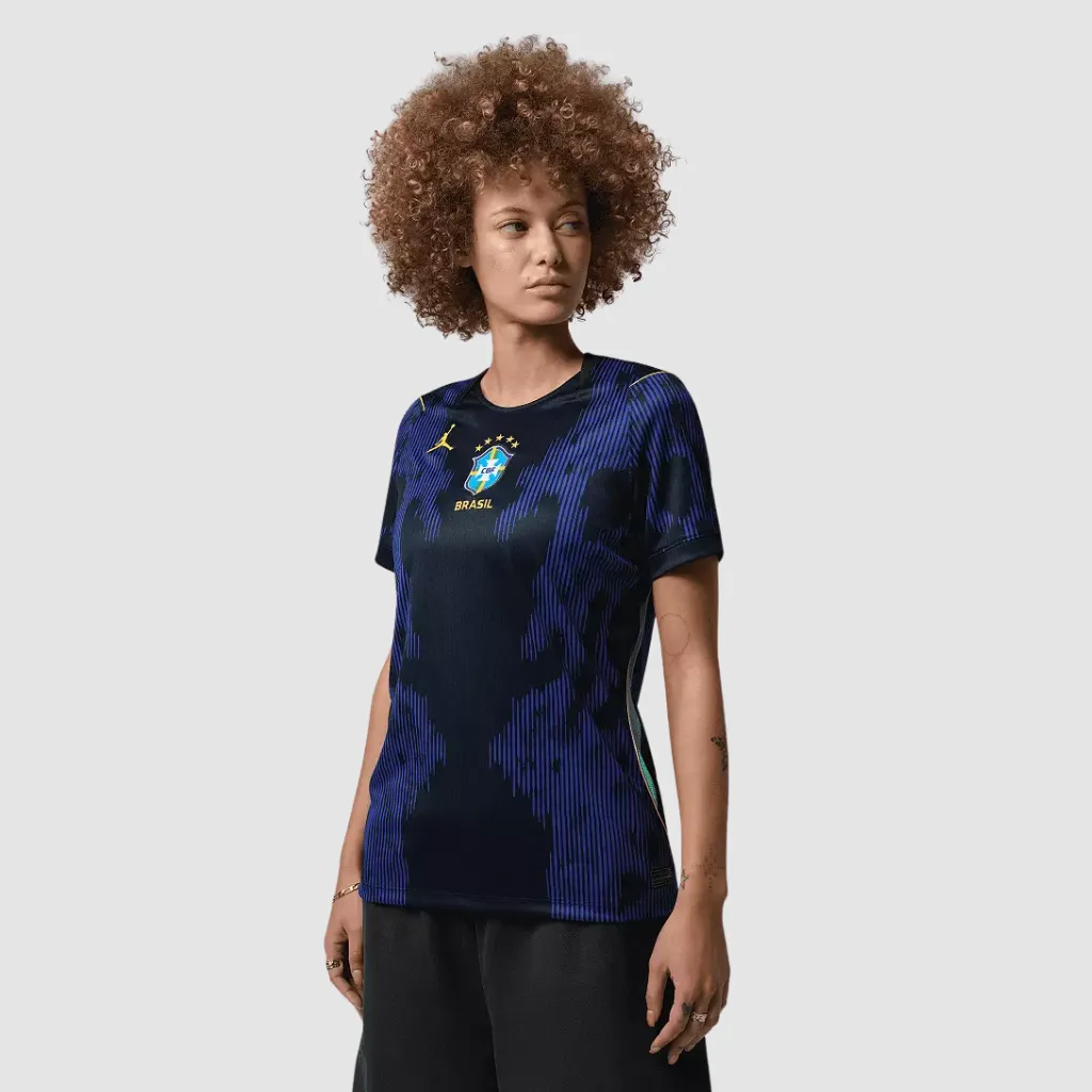 Camisa feminina reserva Brasil Jordan 2026 preta e azul royal com logo Jumpman e escudo da CBF