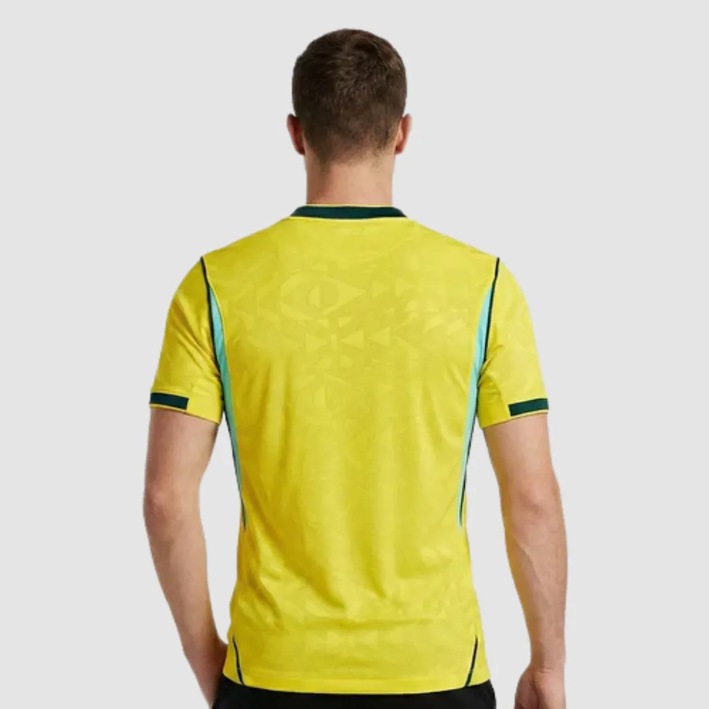 Camisa titular Brasil Nike 2026 amarelo canário com detalhes azul‑esverdeados e padrão inspirado na bandeira do Brasil