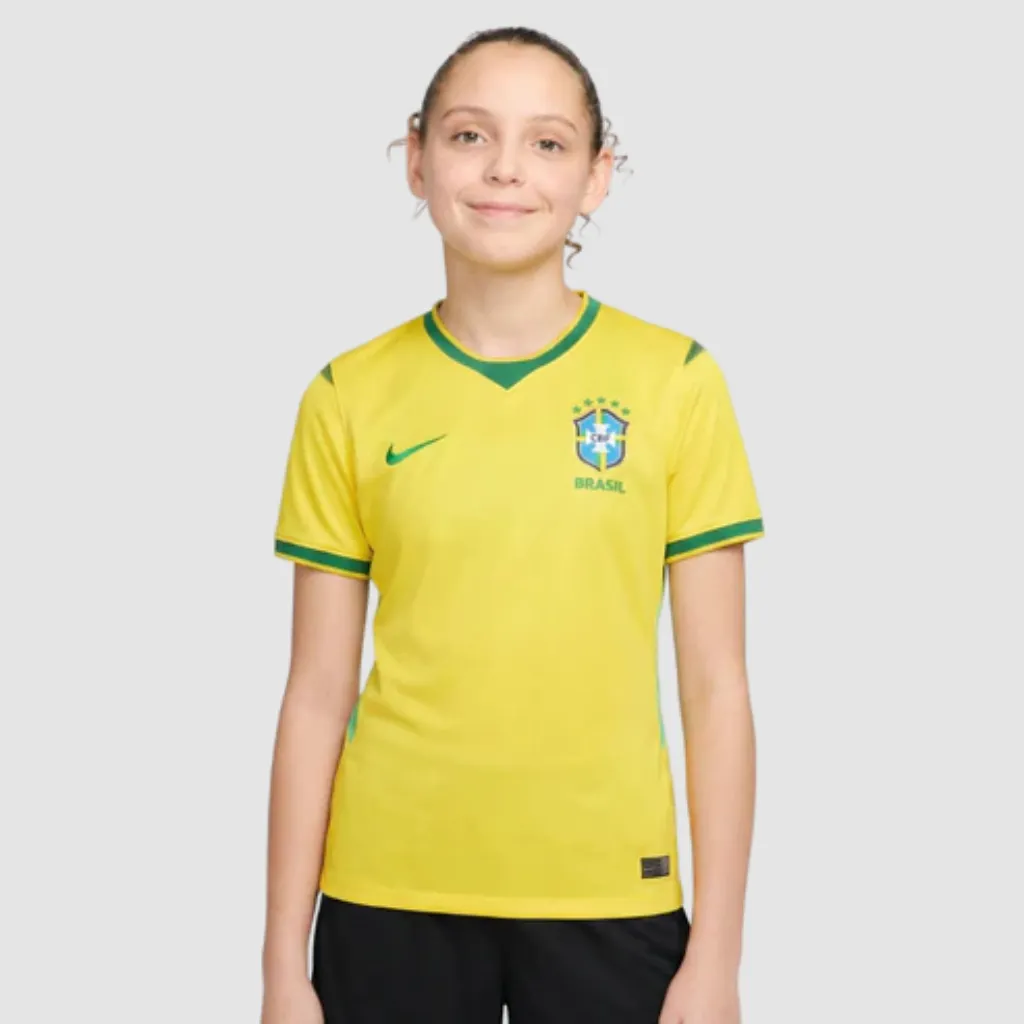 Conjunto infantil Brasil Nike 2026 amarelo canário com detalhes azul-esverdeados e padrão inspirado na bandeira do Brasil